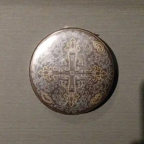 Round box inlaid with gold-and-silver filigree, National Palace Museum